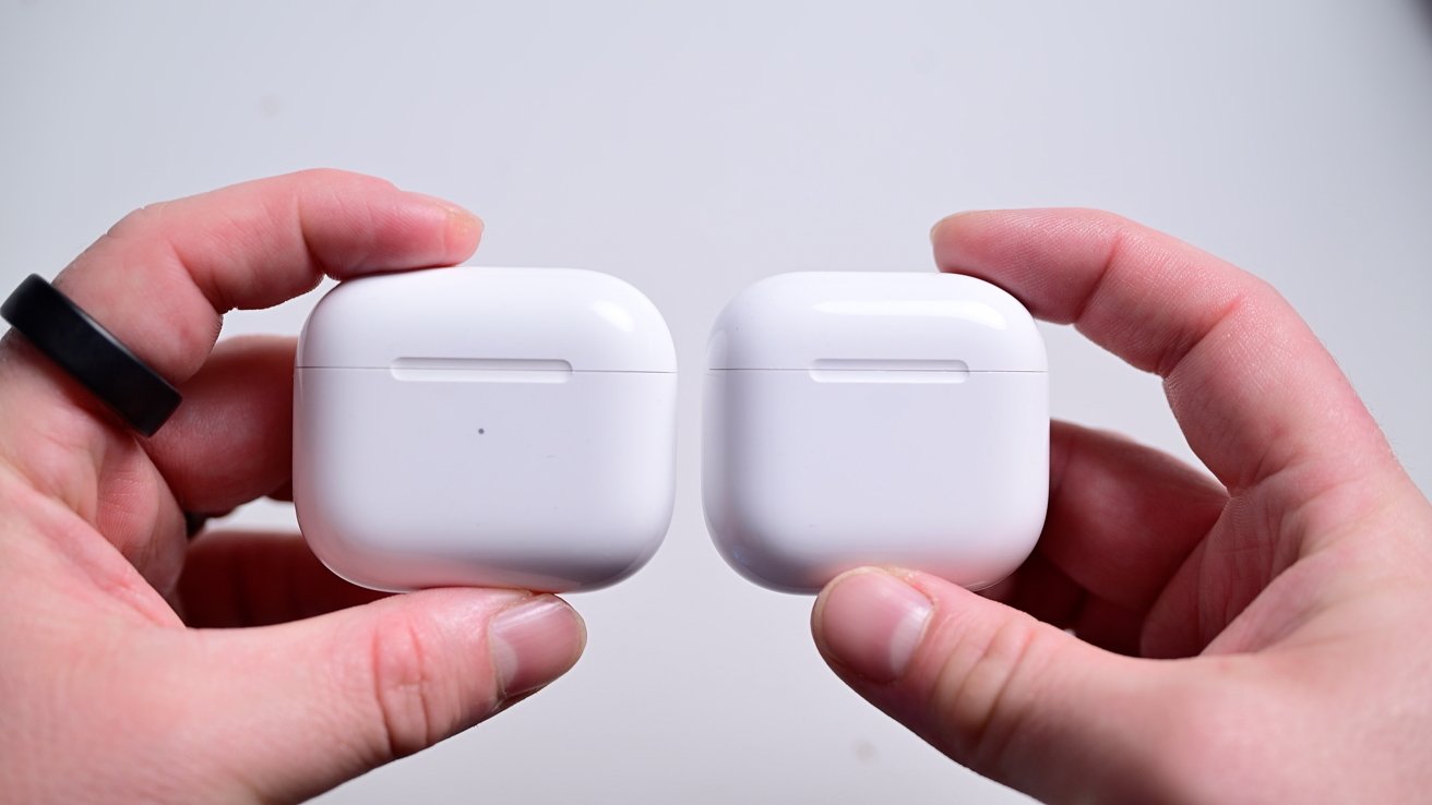 Кейс AirPods 3-го покоління (ліворуч) поруч з новим кейсом AirPods 4-го покоління (праворуч)